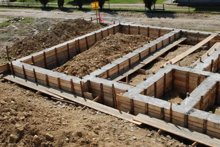 Jaki beton na ławy fundamentowe, aby uniknąć problemów z fundamentami?