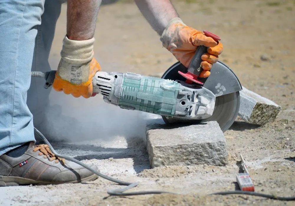 Jak skutecznie ciąć kamień dekoracyjny betonowy bez pęknięć