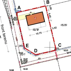 Plan działki z zaznaczonym budynkiem i wymiarami. Określona jest intensywność zabudowy, linie graniczne oraz front terenu.