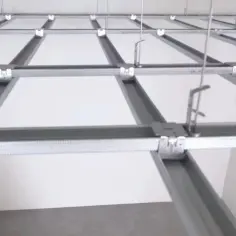 Sufit krzyżowy z widocznym rozstawem profili, tworzący siatkę podwieszanego stropu.
