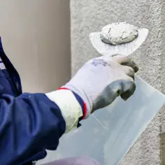 Pracownik nakłada tynk silikonowy. Sprawdź aktualną tynk silikonowy cenę za m2 robocizny.