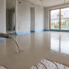 Wylewka samopoziomująca wylewana jest na ogrzewanie podłogowe w nowym domu.
