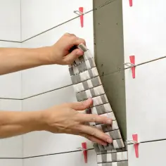 Jak ułożyć płytki w kuchni na ścianie bez błędów i frustracji