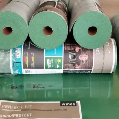 Rolki zielonego podkładu pod panele laminowane Wineo SoundPROTECT. Idealny materiał podłogowy, zapewniający izolację i komfort.