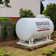 Zbiornik na gaz płynny ROMGAZ, klucz do niskich ogrzewanie gazowe koszty. Instalacja w ogrodzie.