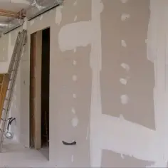 Ściany z płyt gipsowo-kartonowych, drabiny i instalacje. Trwa praca nad suchą zabudową.
