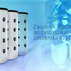 Kilka pionowych zbiorników CWU stoi obok siebie. Woda leje się z kranu, tworząc mgiełkę.