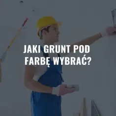 Dwóch budowlańców w kaskach i kombinezonach przygotowuje ścianę. Jeden nakłada masę, drugi trzyma wałek. Pytanie: jaki grunt pod farbę wybrać?