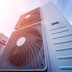 Szukasz odpowiedzi na pytanie: jaka pompa ciepła do domu 150m2? Widok na zewnętrzne jednostki klimatyzacyjne, sugerujące efektywne ogrzewanie.