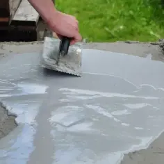 Czym wyrównać beton na zewnątrz, aby uniknąć kosztownych napraw?