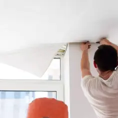 Montaż białego sufitu napinanego. Dowiedz się, ile kosztuje sufit napinany i jak wygląda jego instalacja.