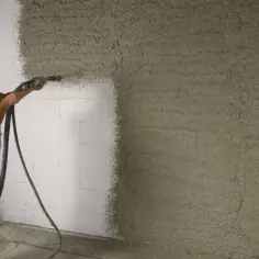 Jaki cement do tynków wewnętrznych? Wybierz najlepszy materiał budowlany