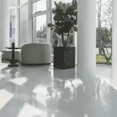Nowoczesna poczekalnia z błyszczącą podłogą z żywicy. Sprawdź, jaka jest podłoga z żywicy cena za metr.