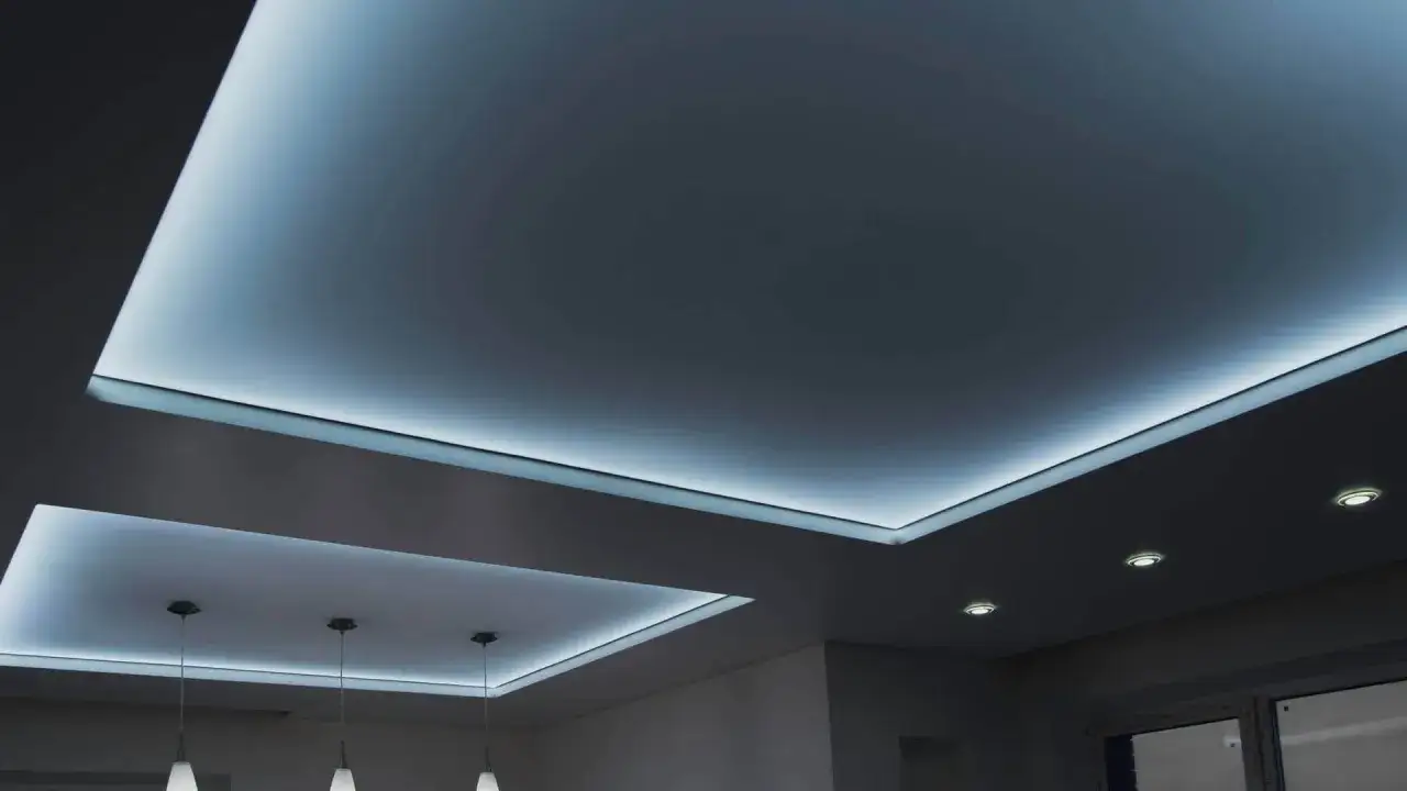 Nowoczesne sufity napinane z podświetleniem LED. Zastanawiasz się, ile kosztuje sufit napinany? To inwestycja w styl i komfort.
