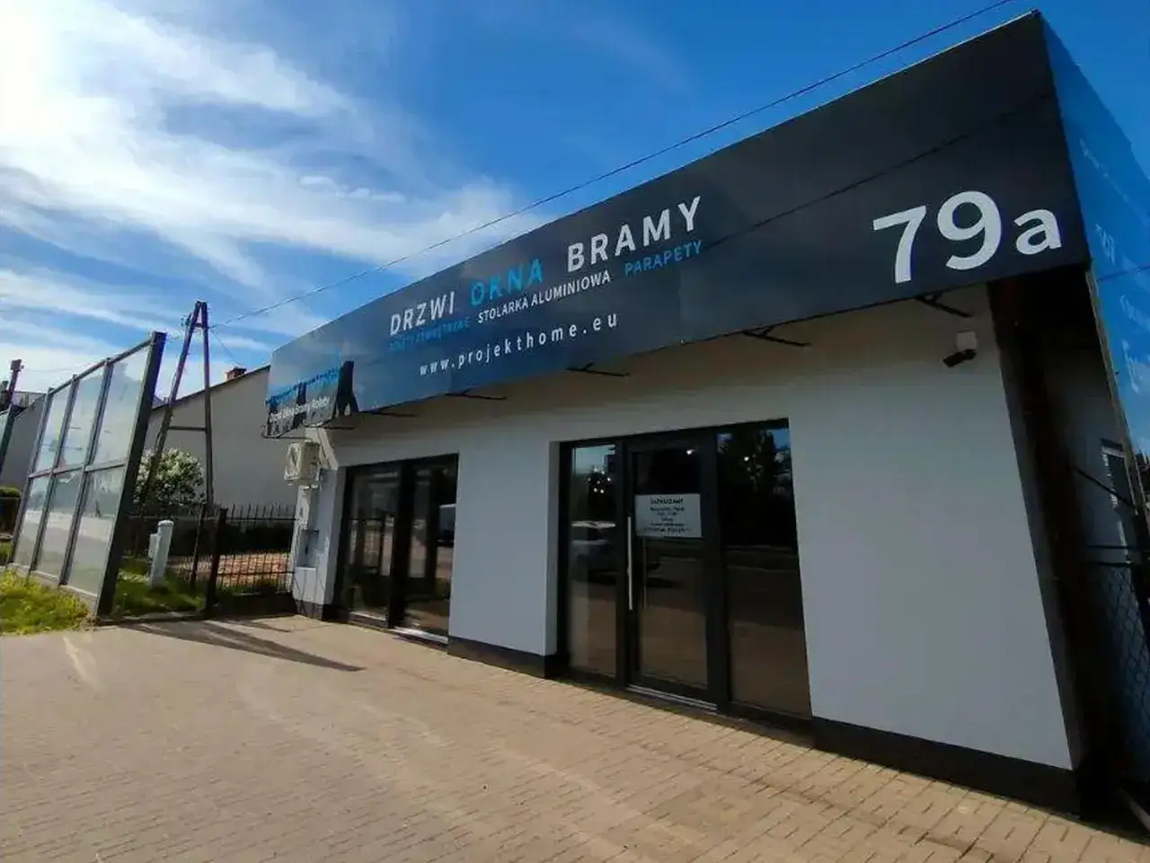 Nowoczesny salon z oknami, drzwiami i bramami w Rzeszowie.