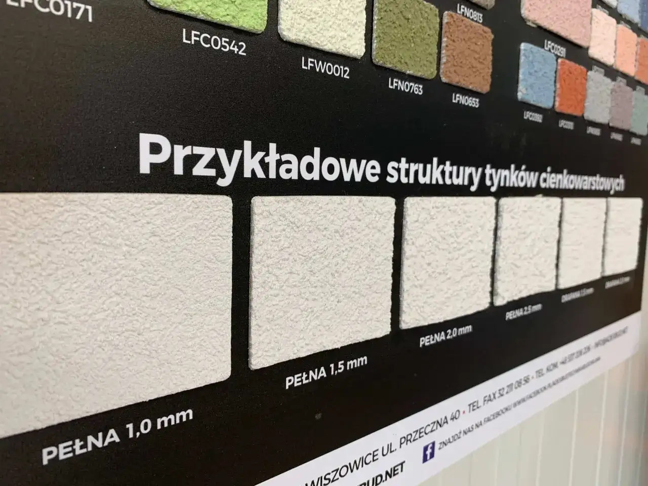 Przykładowe struktury tynków silikonowych: PEŁNA 1,0 mm, 1,5 mm, 2,0 mm. Dowiedz się, po jakim czasie zacierać tynk silikonowy.