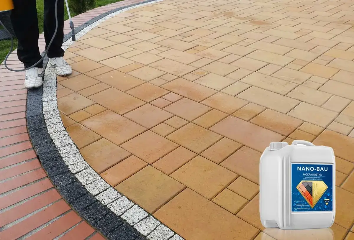 Aplikacja preparatu Nano-Bau na kostkę brukową, tworząc efekt mokrej kostki. Kanister z produktem widoczny na pierwszym planie.