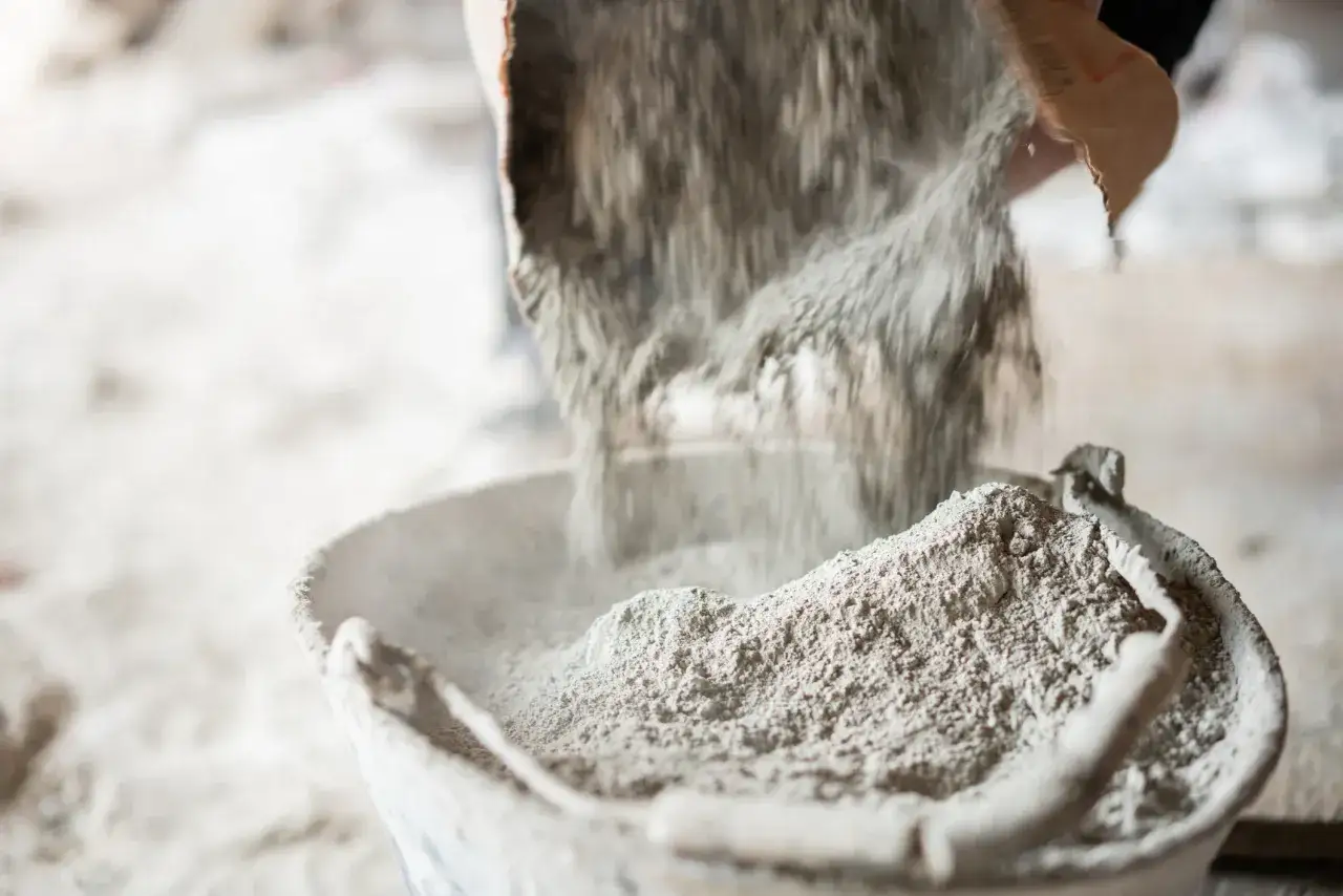 Zdjęcie Jaki cement do tynków wewnętrznych? Wybierz najlepszy materiał budowlany