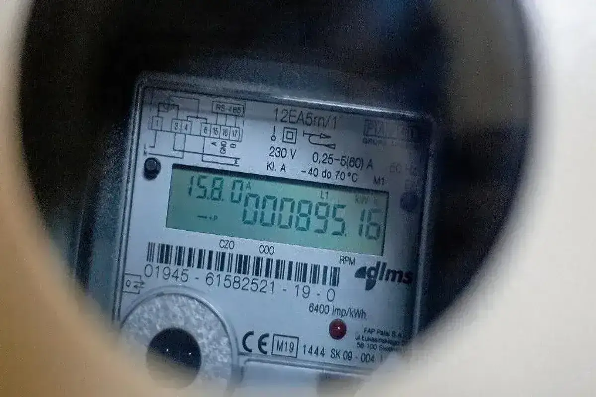 Licznik energii elektrycznej z wyświetlaczem pokazującym 15.8.0000895.16 kWh. Widoczne oznaczenia, w tym kody OBIS.