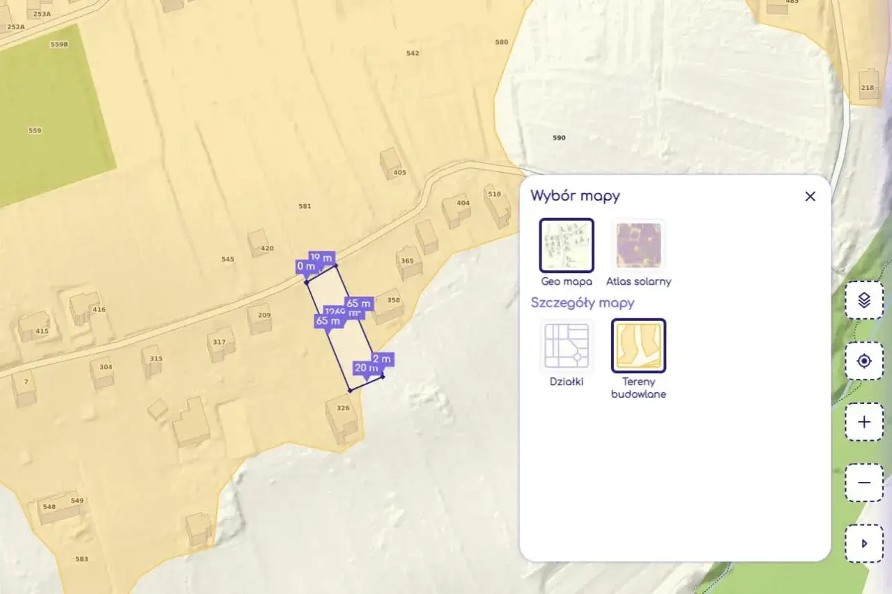 Mapa z zaznaczoną działką i wymiarami. W panelu