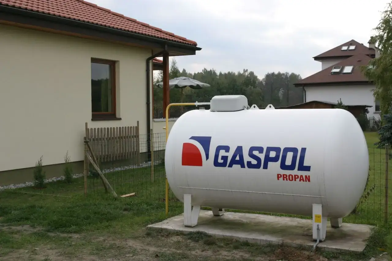 Zbiornik propanu GASPOL przy domu. Zastanawiasz się nad ogrzewaniem gazowym koszty? To rozwiązanie dla Ciebie.