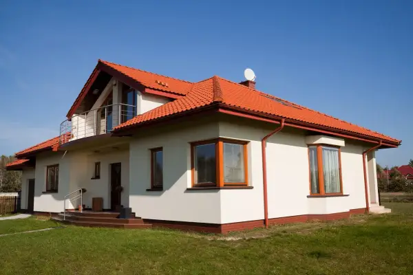 Kremowa elewacja domu - Jak uniknąć efektu żółtej ściany?