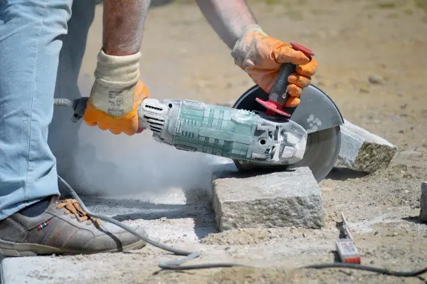 Jak skutecznie ciąć kamień dekoracyjny betonowy bez pęknięć