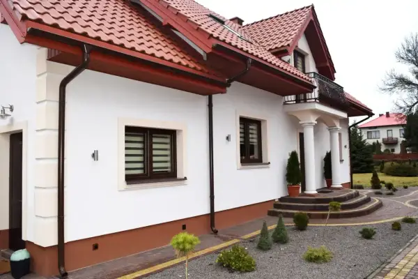 Cokół ściany i elewacji - jak dobrać materiał i uniknąć błędów?