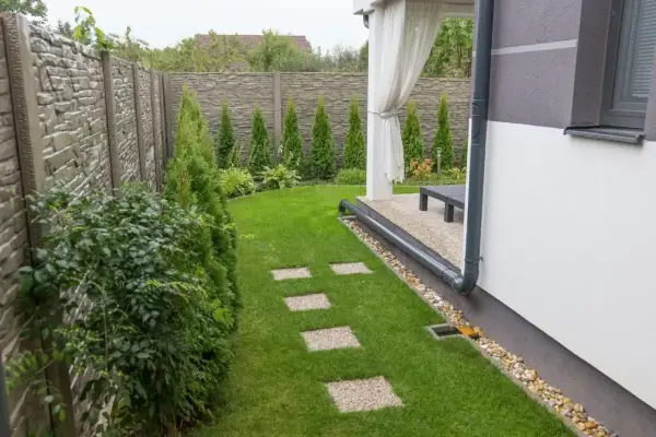 Deszczówka z rynien na trawnik - kiedy to ma sens?